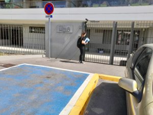Distribution d'imprimés Marseille hôtesse devant un portail d'un résidence