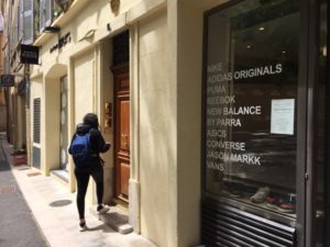 distribution d'imprimés publicitaire sur Aix-en-Provence hôtesse qui sonne sur une entrée d'immeuble pour y déposer des flyers en boites aux lettres