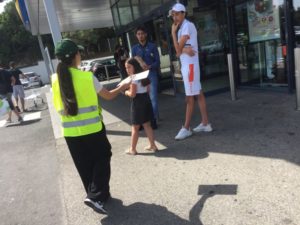 Distribution par hôtesse main à main centre commercial Istres