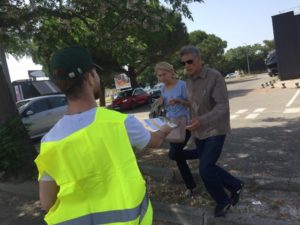 Distribution maian main avec hôte centre commercial Istres