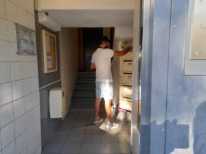 distributeur distribuant un cedex de hall d'immeuble