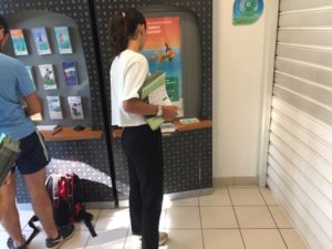 hôtesse déposant des flyers sur le comptoir d'une entreprise