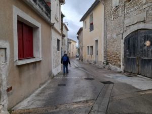 Distribution dans une ruelle de la vieille ville de Caveirac