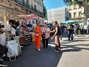 street marketing avec hôtesses sur le marché de salon de provence