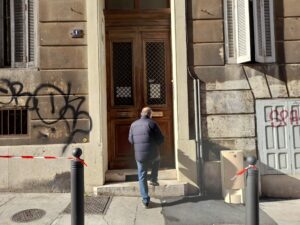 Distribution boites aux lettres Marseille 7e arrondissement sur une entrée d'immeuble