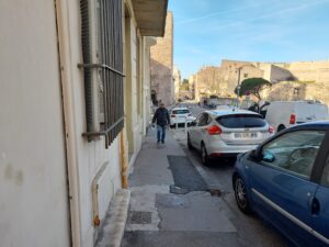 Distribution boites aux lettres Marseille 7e arrondissement distributeur dans la rue de l'église saint-Victor