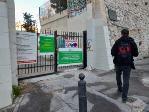 Distribution boites aux lettres Marseille 7e arrondissement devant l'entrée du parc saint-Nicolas