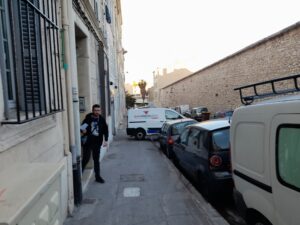 Distribution boites aux lettres Marseille 7e arrondissement sur entrée d'immeubles le long du parc saint-Nicolas