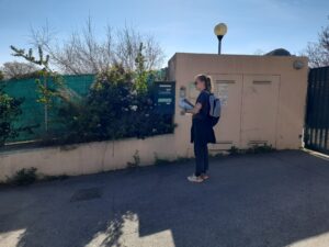 distribution en boites aux lettres Marseille par une distributrice dans une boite aux lettres 