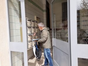 Distributeur en train de distribuer un cedex dans une résidence du 11e arrondissement Marseille