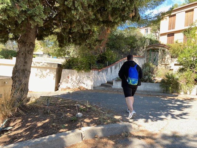 Distributeur en train de marcher dans une rue Les Pennes Mirabeau