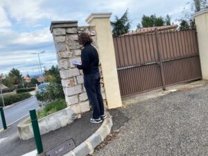 Distribution flyers à saint-Maximin le sainte Baume sur une villa par un hôte