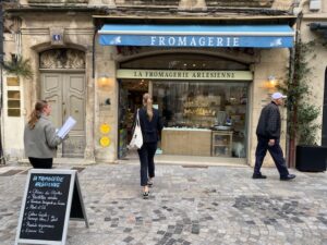 Distribution commerces pour la CCI d'Arles, deux hôtesses se dirigeant vers une fromagerie d'Arles