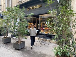 Distribution commerces d'Arles, hôtesse se rendant dans une fromagerie d'Arles