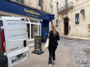 Hôtesse se dirigeant dans un commerce du centre ville d'Arles