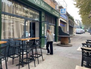 Hôtesse entrant dans une épicerie fine d'Arles