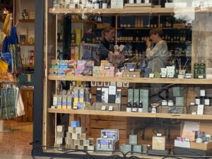 Hôtesse discutant avec une commerçante vendant des produits cosmétiques