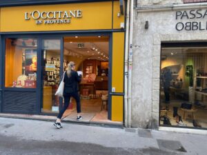 Hôtesse entrant dans un magasin de cosmétique d'Arles