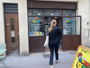 hôtesse entrant dans une boutique de jouets d'Arles