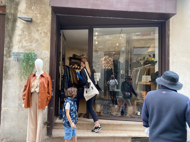 Hôtesse entrant dans un magasin de vêtements d'Arles