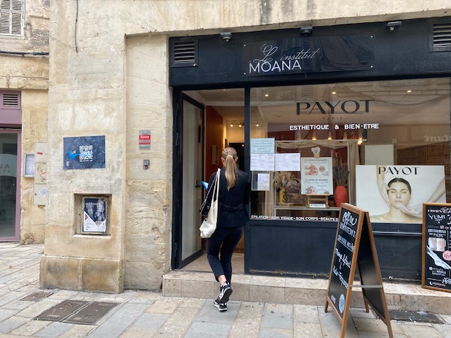 hôtesse entrant dans un magasin de cosmétique