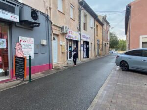 Distribution flyers à saint-Maximin le sainte Baume dans une  rue par un distributeur