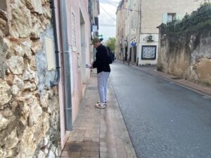 Distribution flyers à saint-Maximin le sainte Baume dans une  rue par un hôte