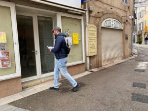 Distribution flyers à saint-Maximin le sainte Baume dans une  rue par un distributeur