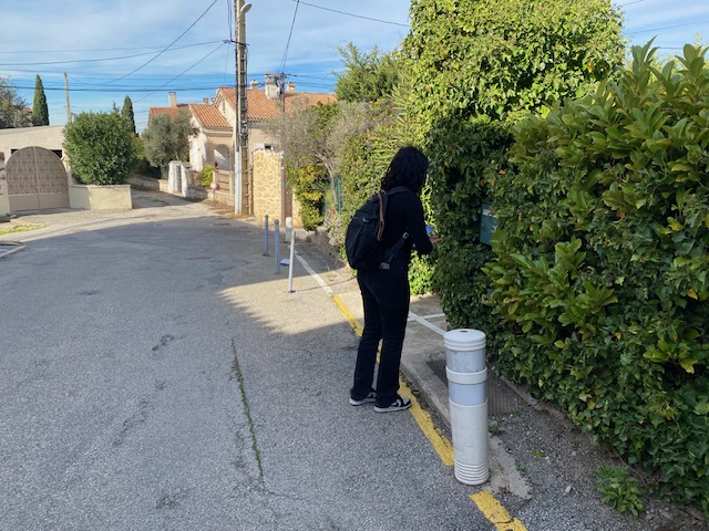 Distribution de flyers sur Salon de Provence. hôtesse en train de poser dans une boite au lettre de villa