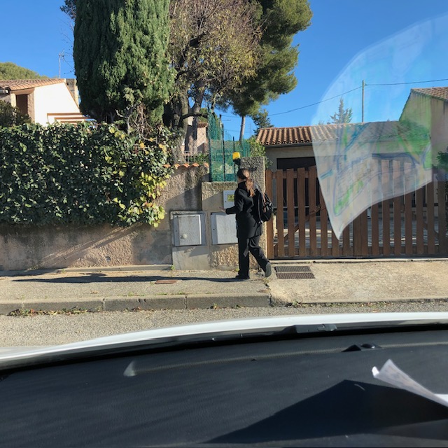 Distribution de flyers sur Salon de Provence. hôtesse en train de poser dans une boite au lettre de villa