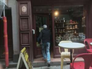 Distribution commerces pour la CCI d'Arles, hôte entrant dans un magasin du centre ville d'Arles
