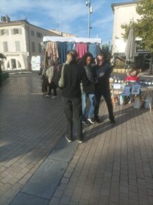 distribution de flyers sur le marché de saint-Maximin-la-Sainte-Baume