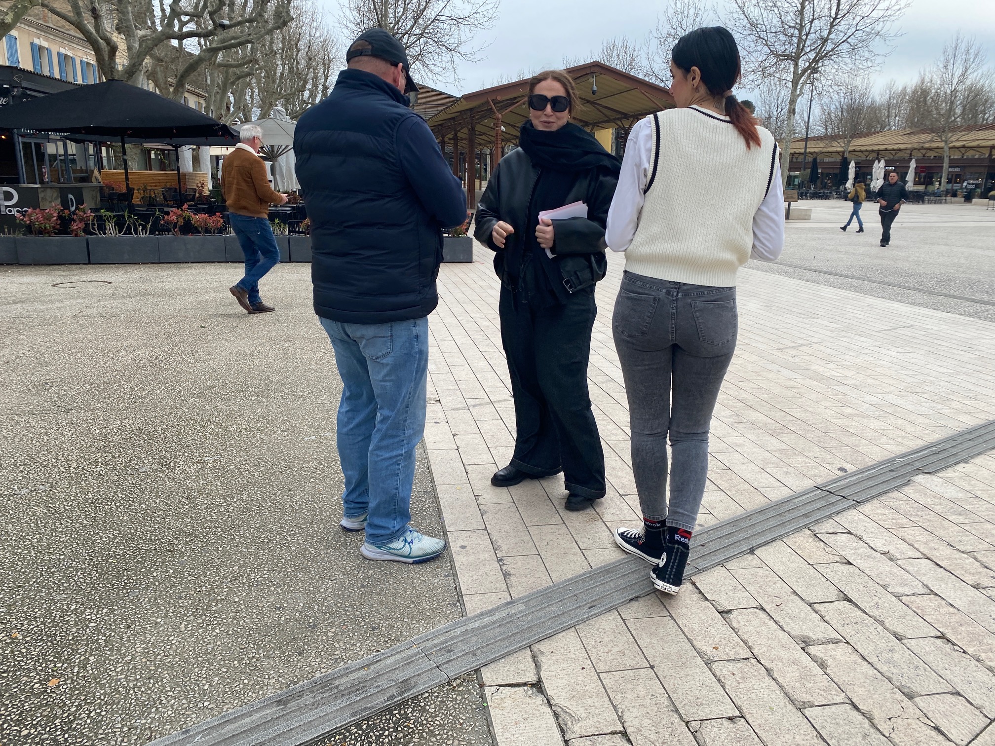 photo deux hôtesses en train de distribuer et de discuter avec un passant